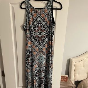 Maxi dress perfect for the summer with 2 slits in the front.